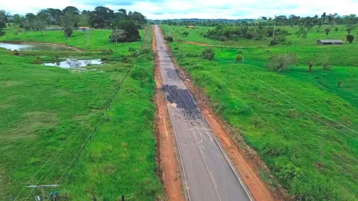 RO 470, de Mirante da Serra a Nova União, recebe manutenção asfáltica executada pelo o DER