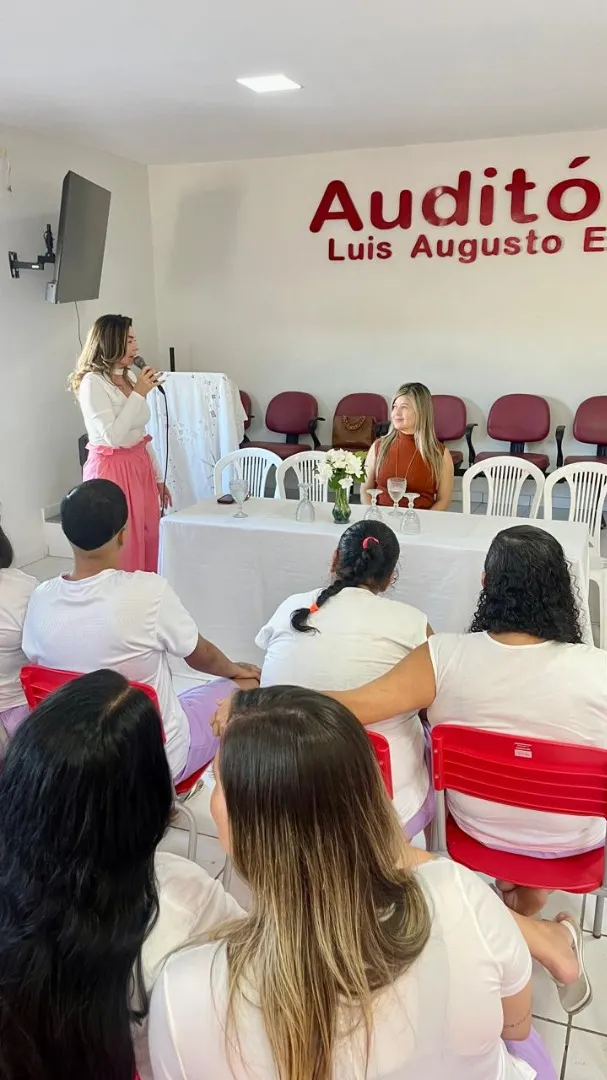 Psicóloga e terapeuta Célia Chaves ministra oficina terapêutica para reeducandas da Penitenciária Feminina Júlia Maranhão