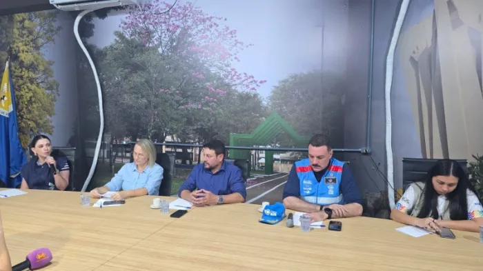 Coletiva reúne autoridades e detalha estratégias para conter epidemia no município. (Crédito: Flávio Verão)