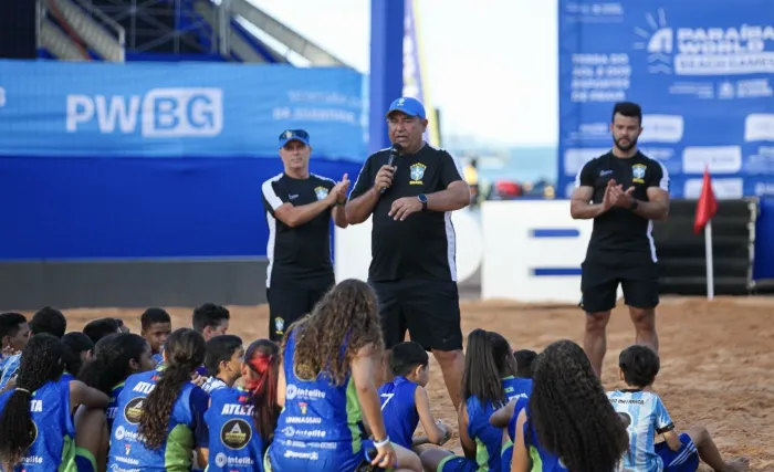 Crianças de projetos sociais participam de atividade com atletas da seleção brasileira de beach soccer