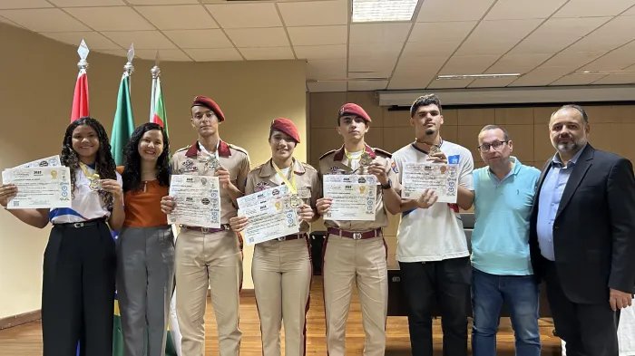 Estudantes celebraram as conquistas nas olimpíadas - Paula An Paula Lins, Kaique Pacheco e Nalu Ambrozio