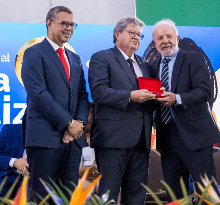 João Azevêdo recebe em Brasília Selo Ouro de Alfabetização e reafirma compromisso com Educação