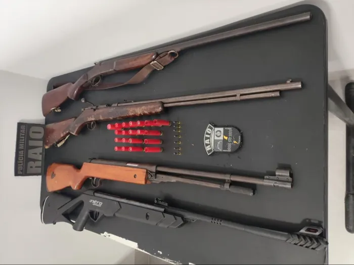 Polícia Militar apreende quatro espingardas, munições e prende homem por porte ilegal