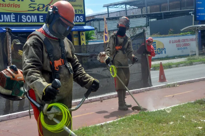 Emlur inicia semana com operação de limpeza e serviços regulares por toda a cidade