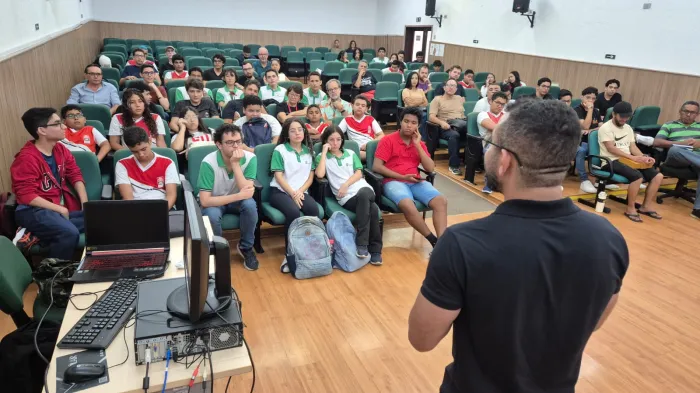Secretaria de Educação realiza formação com professor e alunos do Projeto Xadrez Escolar