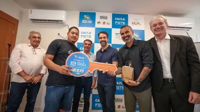 Governador Eduardo Leite entrega 80 moradias em Porto Alegre contempladas no Programa Porta de Entrada