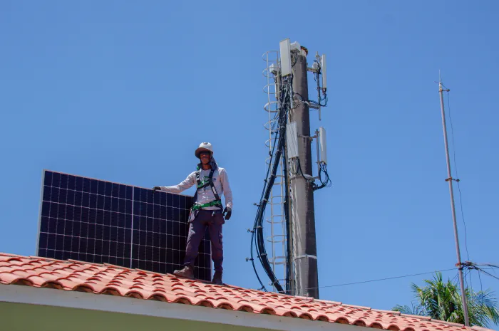 Prefeita Débora Regis acompanha instalação de energia solar no Parque Ecológico e marca avanço sustentável no município