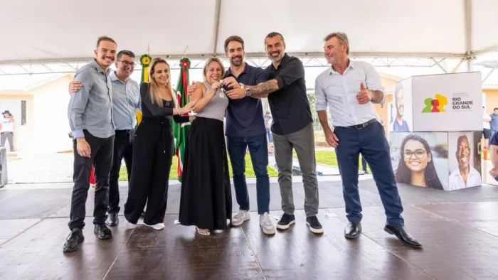 Governador Eduardo Leite entrega 28 casas definitivas em Salvador do Sul construídas pelo Programa A Casa é Sua - Calamidade