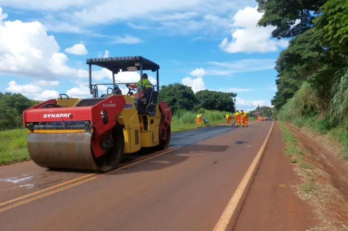DER/PR recupera PR-439 entre Ribeirão do Pinhal e Santo Antônio da Platina