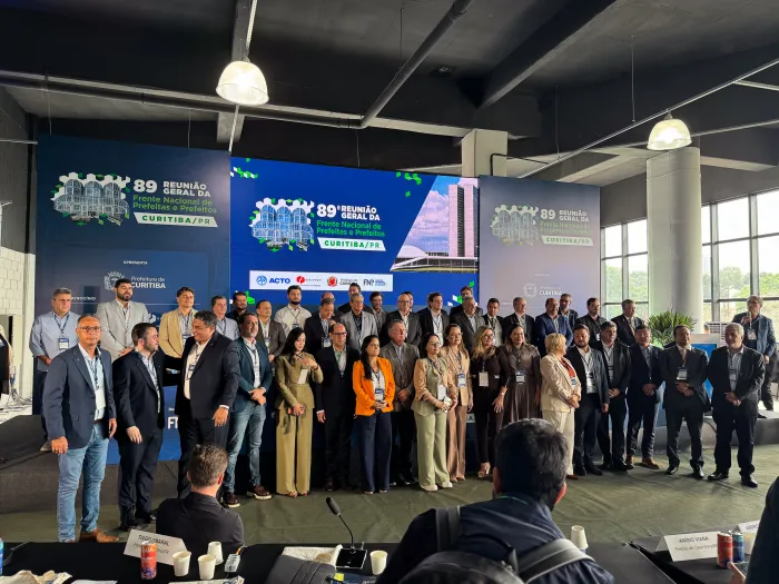 Prefeita Débora Regis participa de debate nacional sobre transporte coletivo em Curitiba