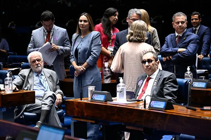 Para Kajuru (sentado, à dir.), projeto aprovado contribui para coibir práticas abusivas nos centros de treinamento - Foto: Carlos Moura/Agência Senado