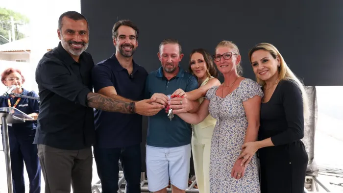 Governador Eduardo Leite conclui dia de entregas habitacionais com 226 famílias tendo em mãos as chaves de suas novas moradias