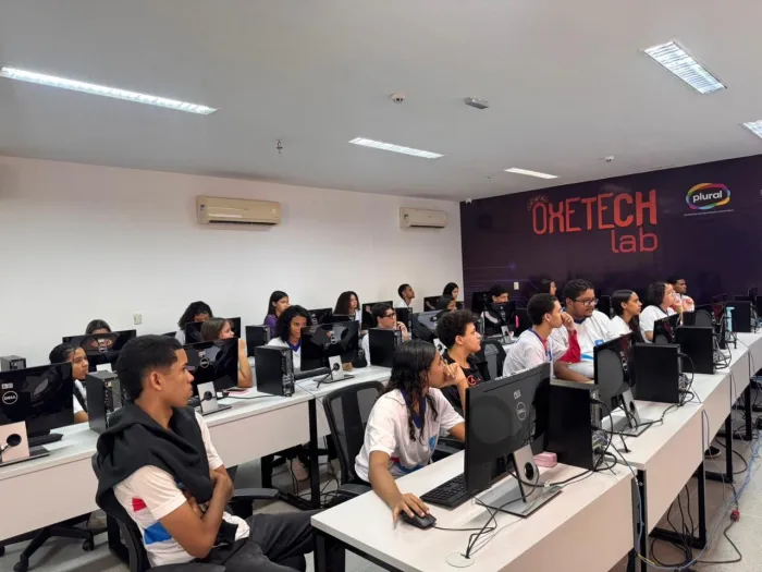 Secti promove workshop para alunos da Escola Estadual Pedro Teixeira em ação do OxeTech Itinerante