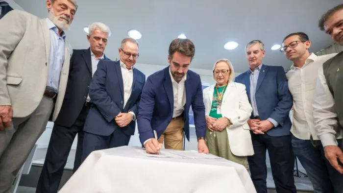 Nesta terça (24), Leite anunciou ainda R$ 2 milhões destinados aos hospitais São Luiz e Regional -Foto: Vitor Rosa/Secom