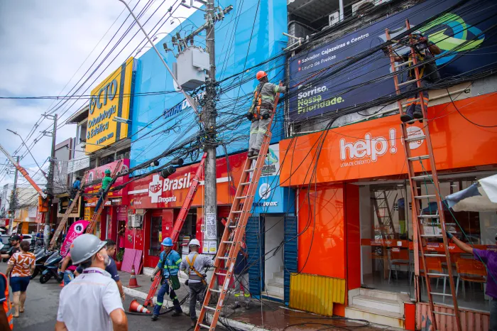 Operação realiza ordenamento de cabos e fios nos postes de energia elétrica em Lauro de Freitas