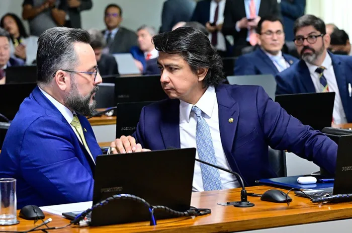 O relator, senador Alan Rick, cumprimenta o senador Giordano - Foto: Geraldo Magela/Agência Senado