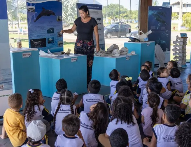 Alunos da Pingo de Gente celebram o Dia do Caiçara no Centro Histórico
