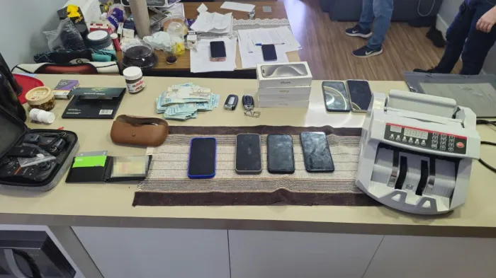 Operação “Falso Precatório”: PCAL apreende dinheiro, carros e eletrônicos de grupo que movimentou milhões em golpes