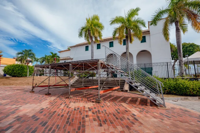 Montagem da estrutura da Paixão de Cristo da Bahia segue a todo vapor em Lauro de Freitas