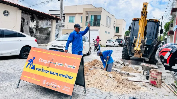 Prefeito Gustavo Carmo vistoria serviços de manutenção em ruas de Alagoinhas
