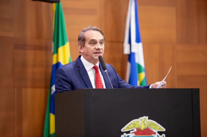 Wilson Santos propõe programa nas escolas para combater violência contra a mulher em MT