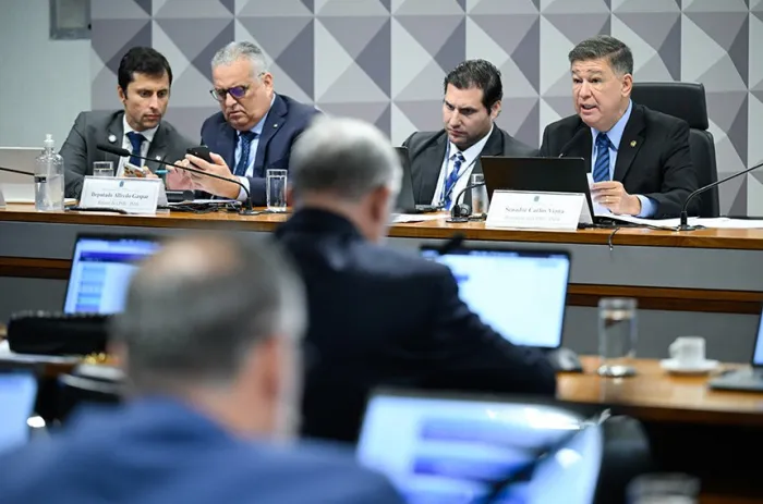 O relator da CPMI, deputado Alfredo Gaspar (2º à esq.), e o presidente, senador Carlos Viana (à dir.) - Foto: Andressa Anholete/Agência Senado