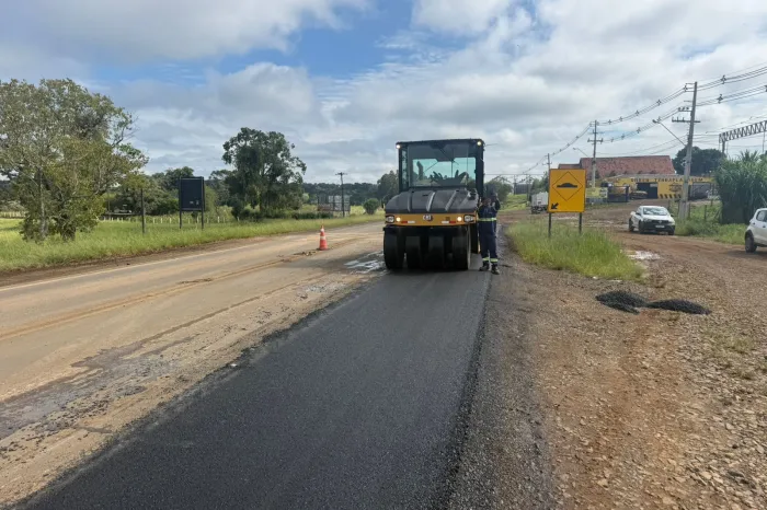 DER/PR recupera acostamentos da PR-170 no perímetro urbano de Pinhão