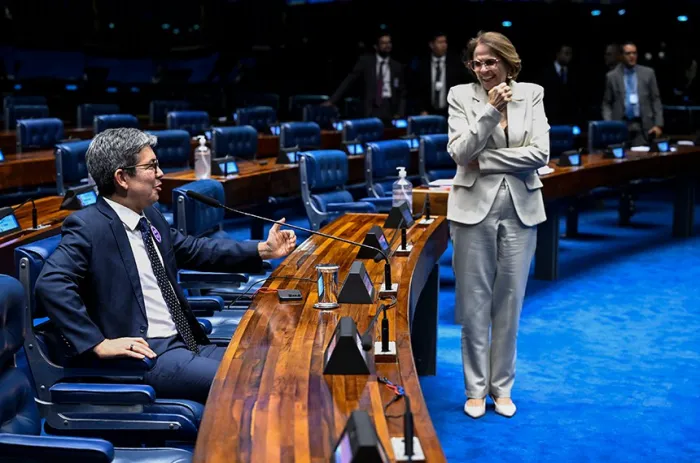 Randolfe e Damares durante a apreciação do projeto - Foto: Carlos Moura/Agência Senado