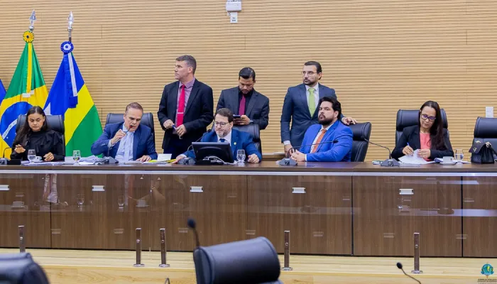  Deputados estaduais em sessão na terça-feira (24), no plenário da Casa de Leis (Foto: Thyago Lorentz | Secom ALE/RO)