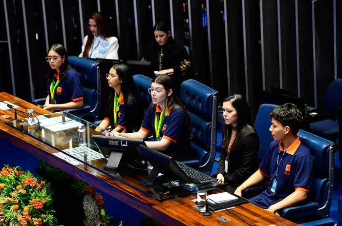Alunos participantes da edição de 2025 do Jovem Senador em atividade no Plenário do Senado - Foto: Saulo Cruz/Agência Senado