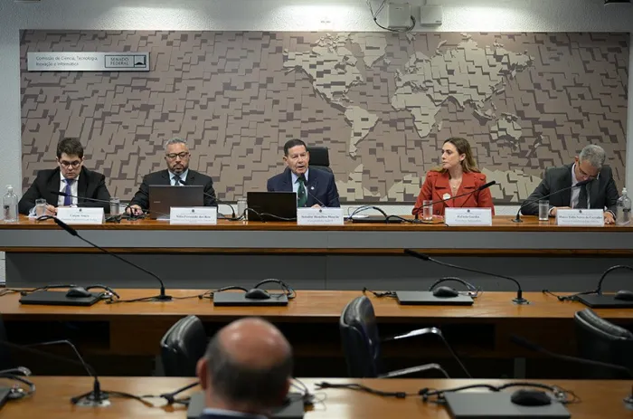 Na reunião com Mourão (centro), especialistas, setor produtivo e gestores discutiram estruturação da cadeia mineral - Foto: Geraldo Magela/Agência Senado