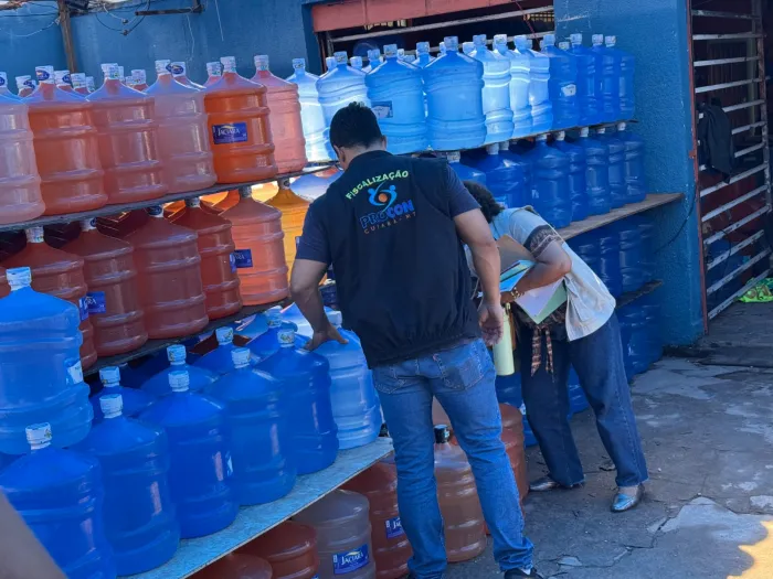 Fiscalizações da Prefeitura de Cuiabá combatem venda irregular de água e reforçam proteção à saúde da população