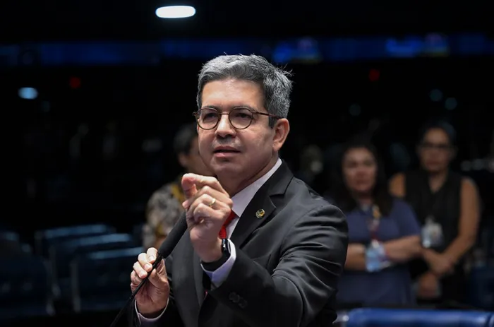 O senador Randolfe Rodrigues é o autor do projeto. Já aprovado na Câmara e no Senado, o texto segue para a sanção da Presidência da República - Foto: Carlos Moura/Agência Senado