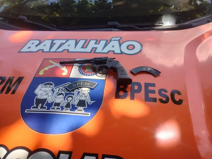 Polícia Militar apreende revólver e recupera materiais roubados em Maceió