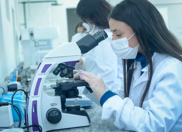 Cientistas químicas são as vencedoras do Prêmio Ester Sabino 2026