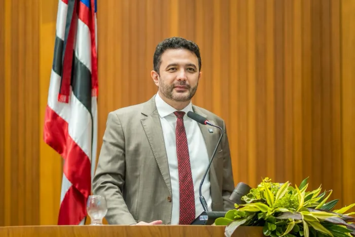 Deputado Yglésio durante discurso na tribuna da Assembleia