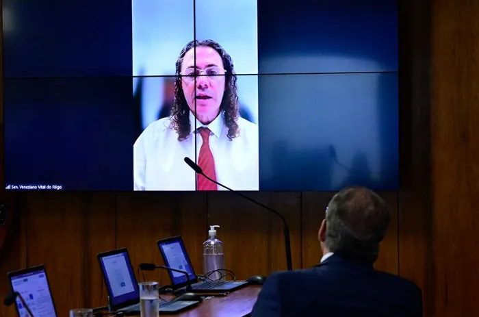 O relator Veneziano apresenta seu parecer durante a reunião da CAS - Foto: Geraldo Magela/Agência Senado
