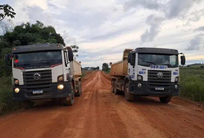 As ações incluem reconformação de plataforma (patrolamento), revestimento primário (encascalhamento) em pontos estratégicos e a implantação de saídas d’água