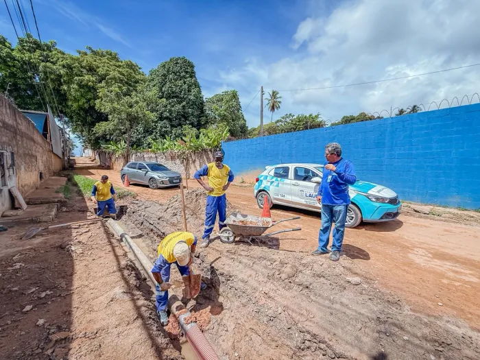 Prefeitura de Lauro de Freitas realiza substituição de tubulação para reduzir alagamentos no Caji