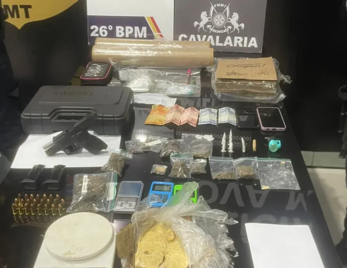 Cavalaria da PM prende mulher com entorpecentes, pistola e munições