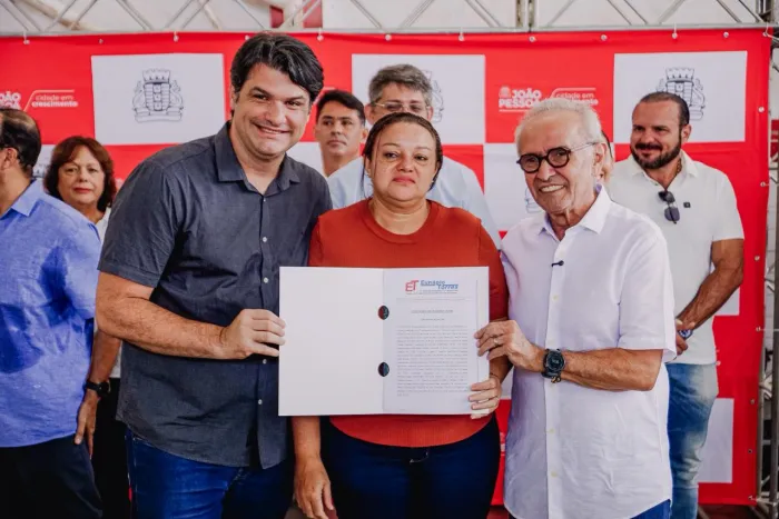 Cícero Lucena entrega moradia digna, escrituras e indenizações a famílias do Complexo Beira Rio, além de obra de contenção em Miramar