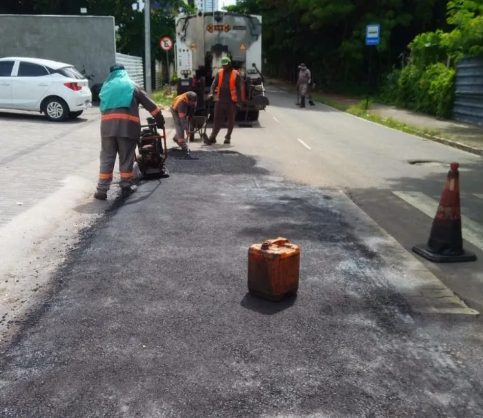 Seinfra finaliza a semana com serviços de tapa buraco em 36 bairros de João Pessoa