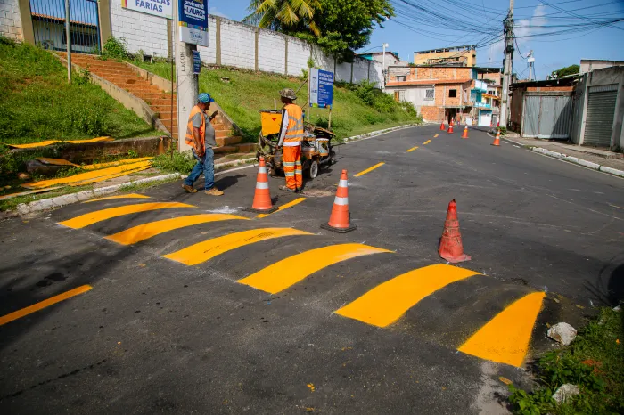 Rua Gualberto Peixoto recebe sinalização viária pelo Programa Pavimenta Lauro, em Itinga