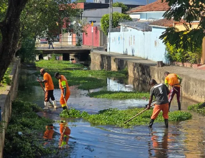 Prefeitura de São Sebastião realiza limpeza geral no Córrego do Outeiro, na região central