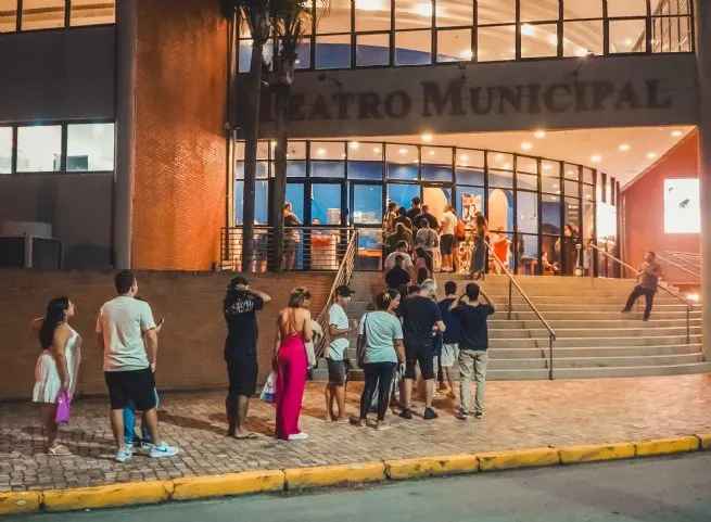 Teatro de São Sebastião supera 25 mil pessoas e amplia programação em 2026