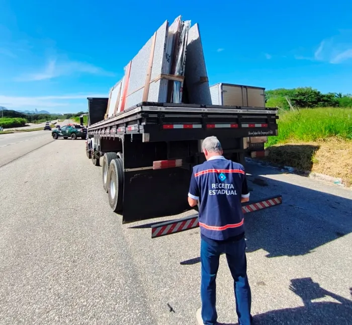Fiscalização flagra irregularidades no transporte de mercadorias em Cachoeiro de Itapemirim