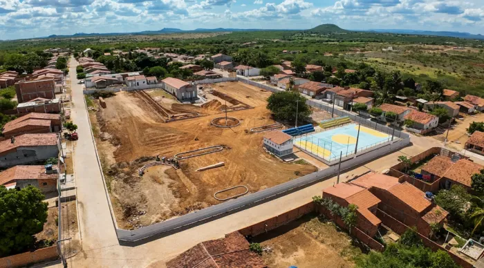 Construcao da Praca no Povoado Cuiaba