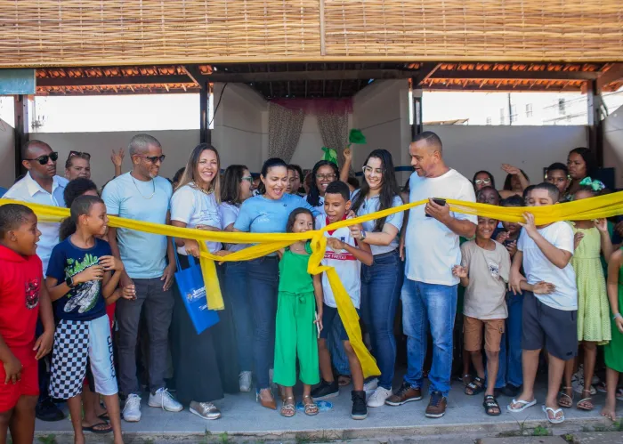 Prefeita Débora Regis inaugura espaço de convivência na Escola Enock Amaral