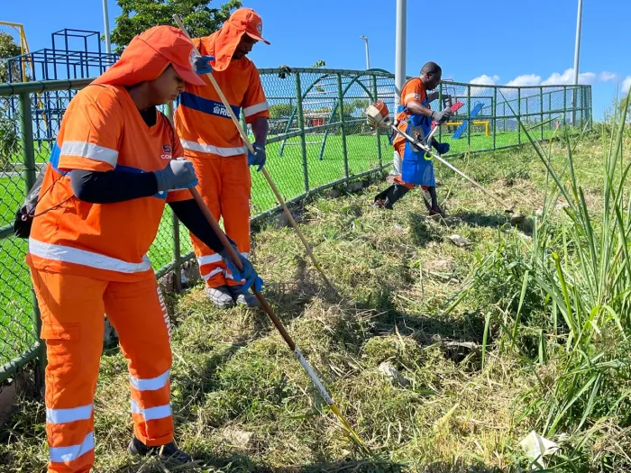 Prefeitura leva ação especial de limpeza ao Morro do Adeus, no Complexo do Alemão