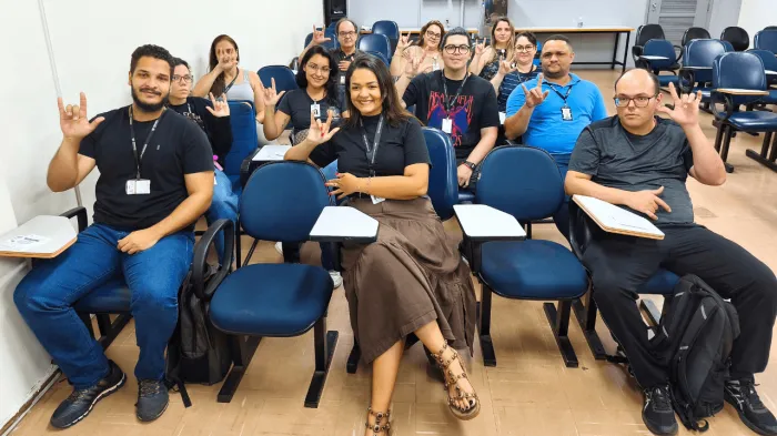 Saúde promove formação de Libras para agentes administrativos da rede